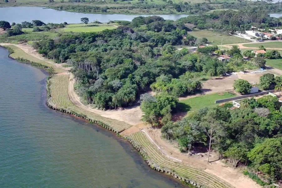 Construção de enrocamento para proteção de margens